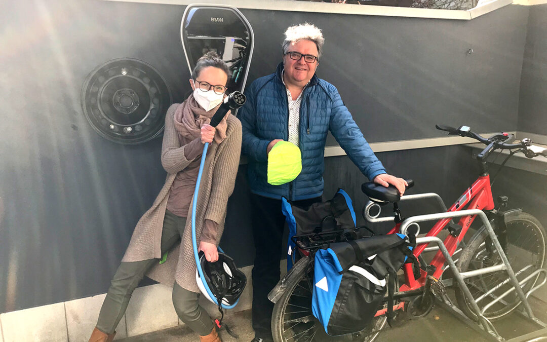 Unsere Wallbox und der Mitarbeiter:innen-Fahrradparkplatz