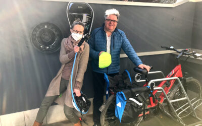 Unsere Wallbox und der Mitarbeiter:innen-Fahrradparkplatz