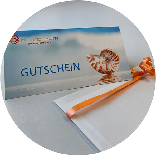 Ein neuroraum Gutschein und ein Briefumschlag